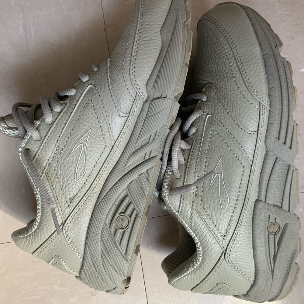 BROOKS ADDICTION WALKER